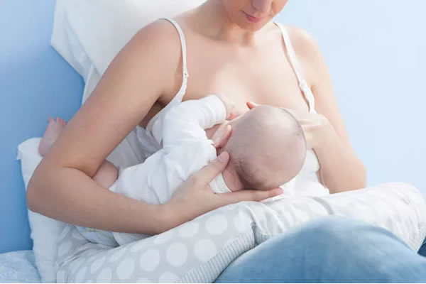 Como ajudar o bebe a ter a pega correta para mamar?