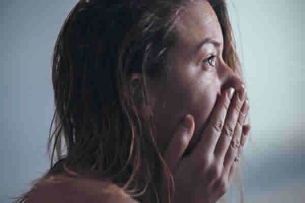 Como o nosso corpo reagi a sensações de tristeza?